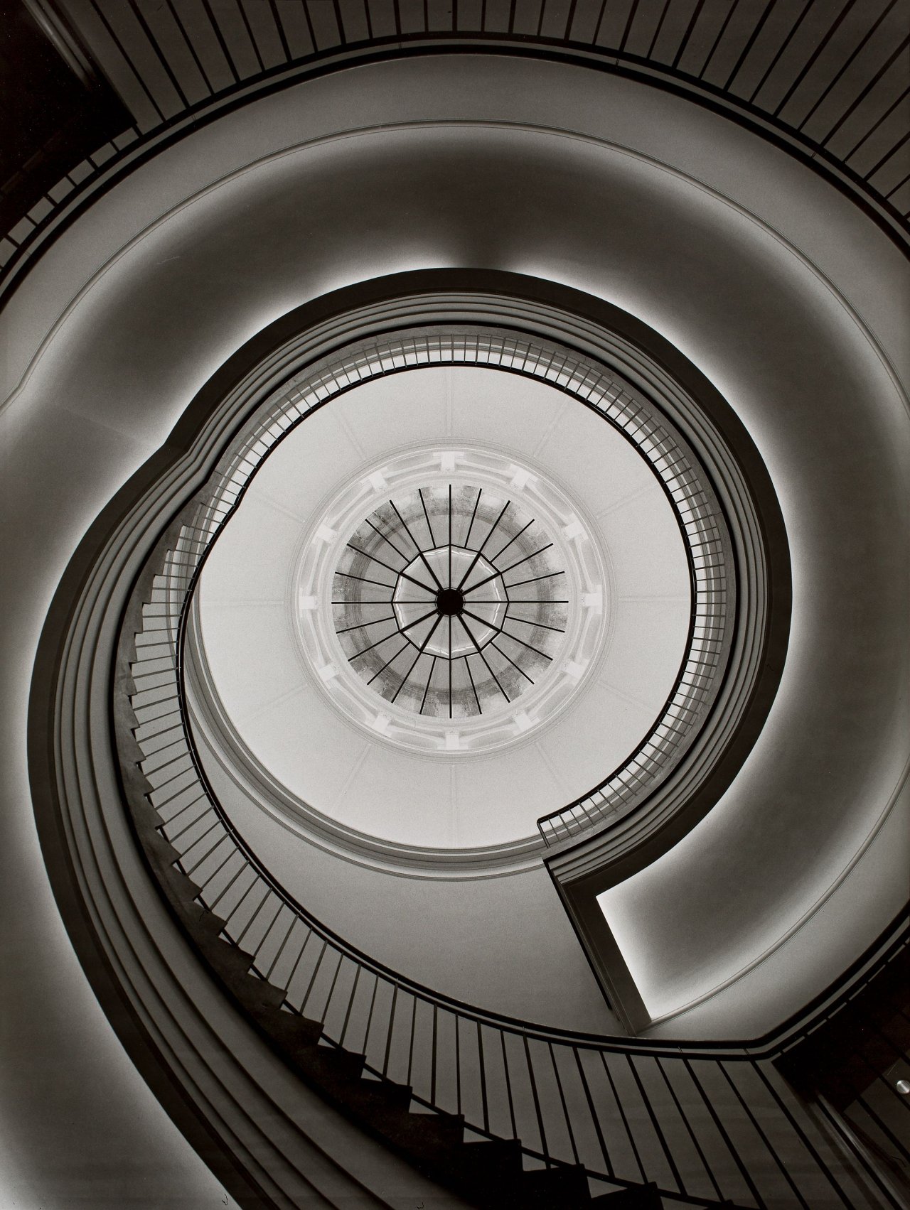 Auf diesem Bild ist das folgende Kunstwerk zu sehen: Manfred Hamm. Treppenhaus im westlichen Kasernenbau der Garde Du Corps von Friedrich August Stüler, Charlottenburg, heute Sitz der Sammlung Berggruen. 1999.