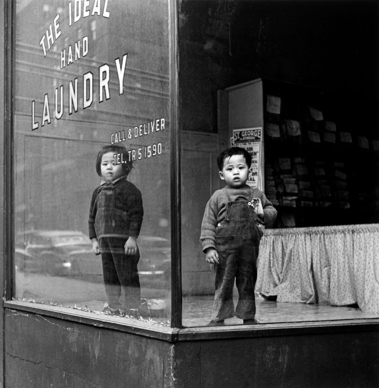 Auf diesem Bild ist das folgende Kunstwerk zu sehen: Arthur Leipzig. Ideal Laundry. 1946.