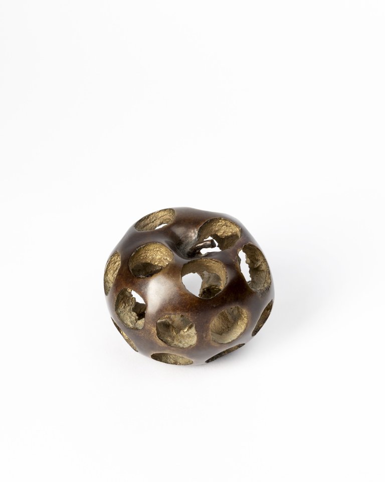 Auf diesem Bild ist das folgende Kunstwerk zu sehen: Alicja Kwade. „Malus Fularum“. 2019.