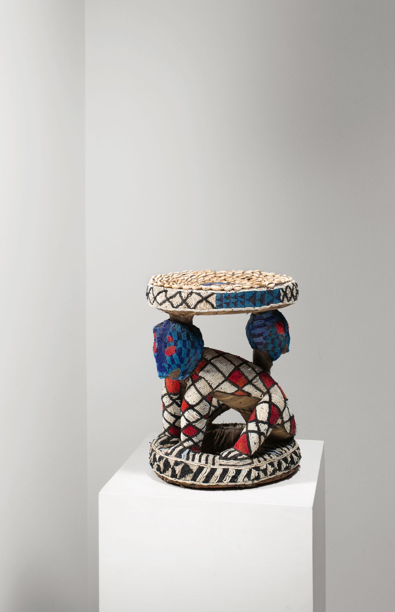 Auf diesem Bild ist das folgende Kunstwerk zu sehen:  Westafrikanisch, Volk der Bamileke (Kamerun). Thronsessel mit zweiköpfigem Leoparden aus dem Königkreich von Bandjoun. Um 1900.
