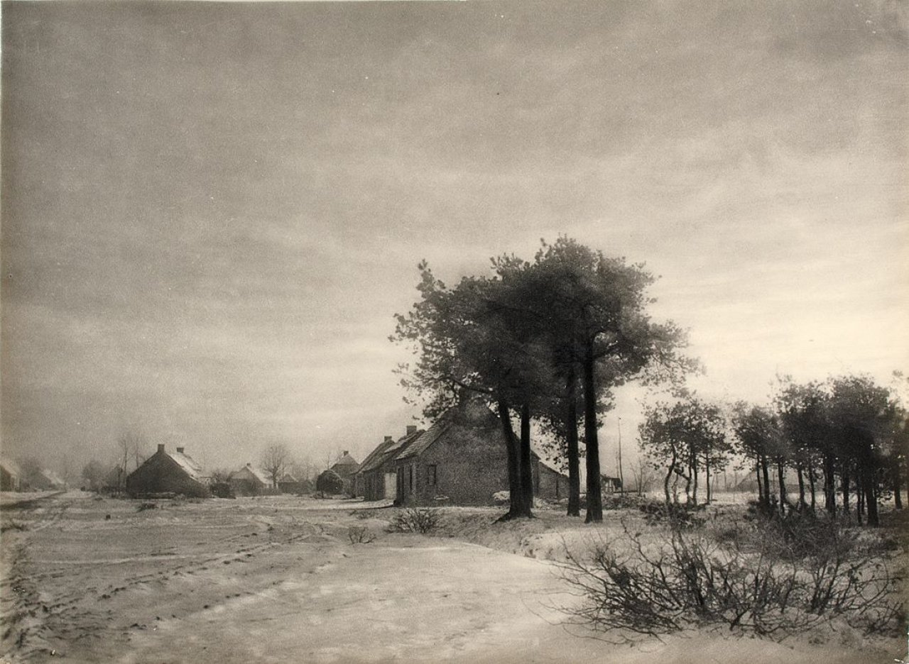 Auf diesem Bild ist das folgende Kunstwerk zu sehen: Léonard Misonne. Ohne Titel (Winterlandschaft). Um 1935.