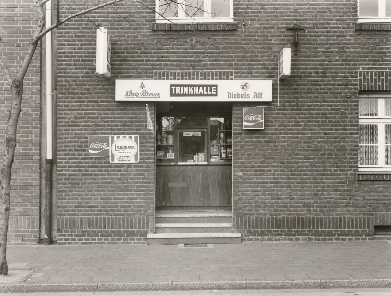 Catalog image of Duisburg-Rheinhausen, Grabenacker 82, aus der Serie „Trinkhallen“, 1977–1984. 1978
