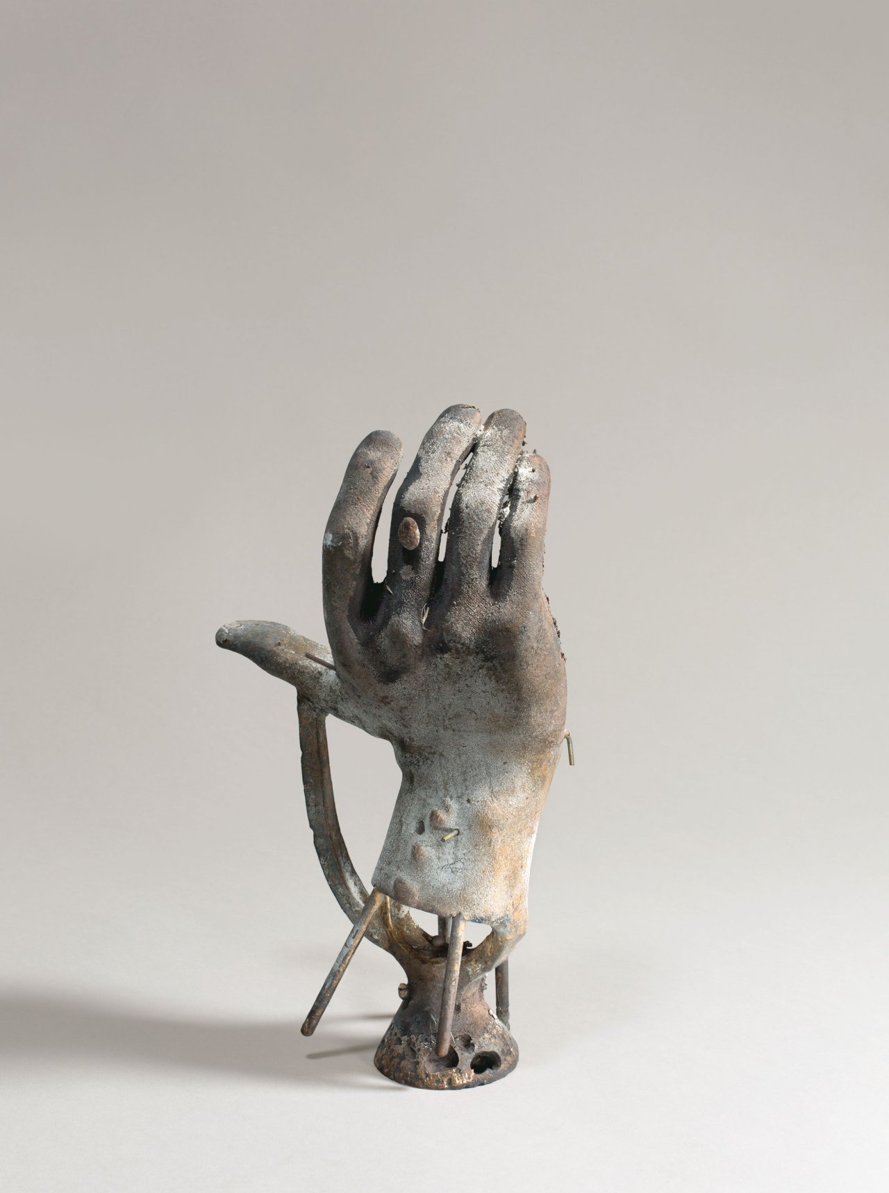 Auf diesem Bild ist das folgende Kunstwerk zu sehen: Heimo Zobernig. „ohne Titel (Hand)“. 2015.