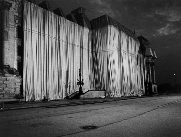 Auf diesem Bild ist das folgende Kunstwerk zu sehen: Barbara Klemm. „Christo, Verhüllter Reichstag, Berlin“. 1995.
