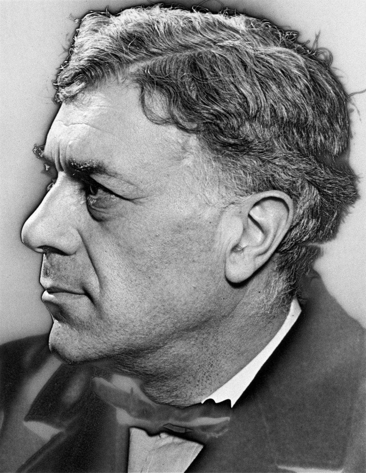 Auf diesem Bild ist das folgende Kunstwerk zu sehen:  Man Ray. Georges Braque (Porträt-Solarisation). 1930.