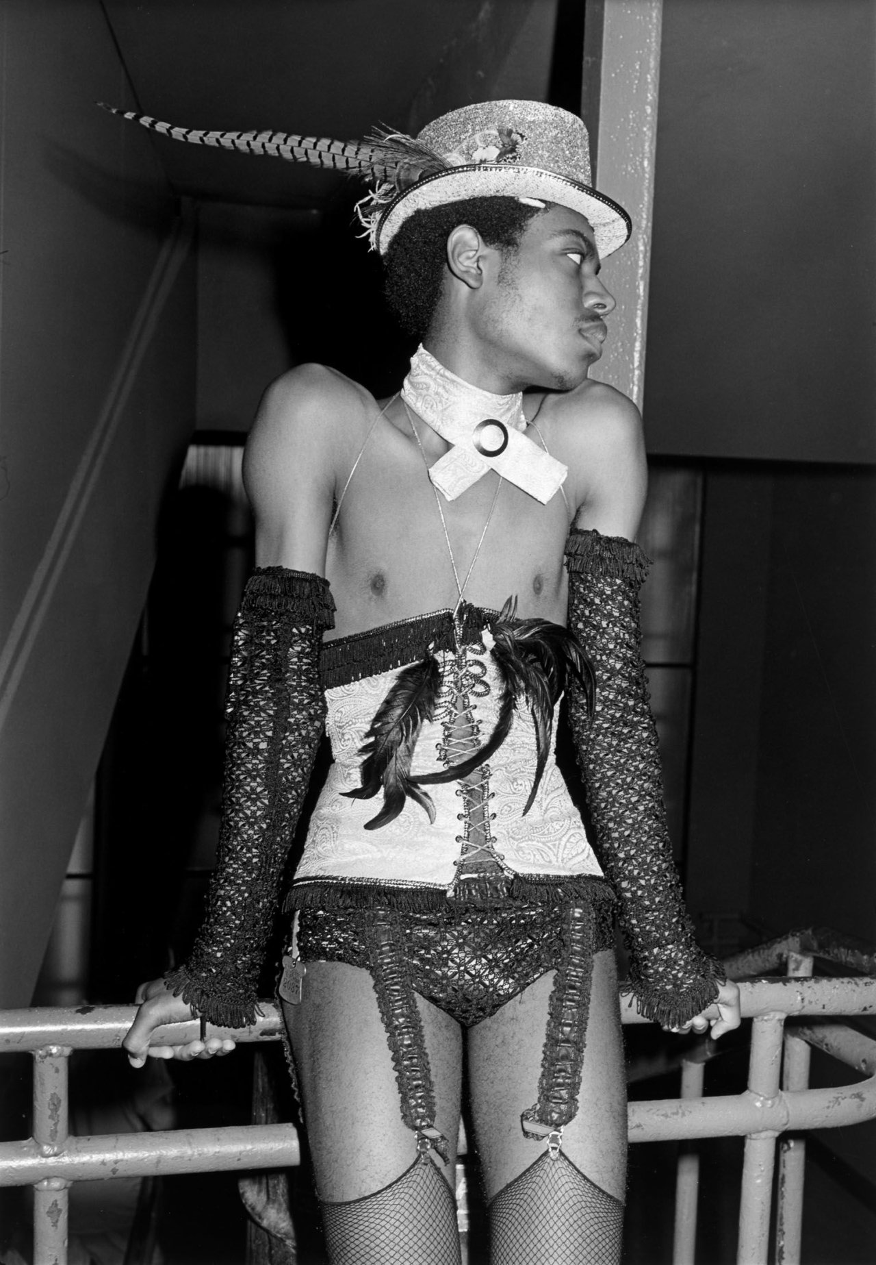 Auf diesem Bild ist das folgende Kunstwerk zu sehen: Tod Papageorge. „Halloween, Roselend Ballroom, N.Y.C.“. 1978.