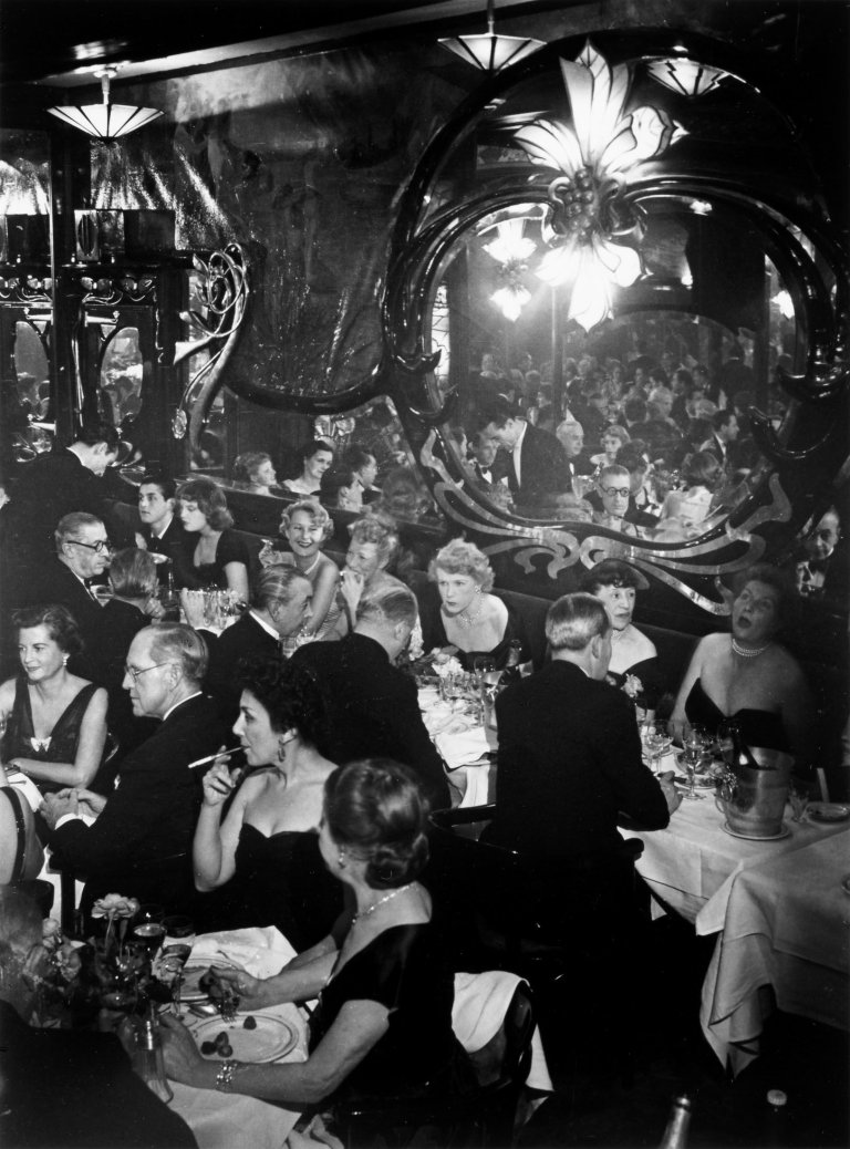 Auf diesem Bild ist das folgende Kunstwerk zu sehen:  Brassaï (d.i. Halász, Gyula). Maxim's, Paris. 1949.