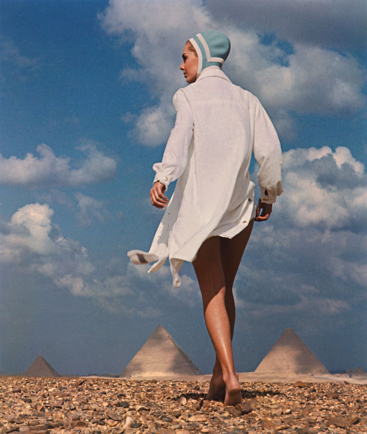 Auf diesem Bild ist das folgende Kunstwerk zu sehen: F.C. Gundlach. „Den ganzen Tag am Strand. Karin Mosberg. Gizeh, Ägypten“. 1966.