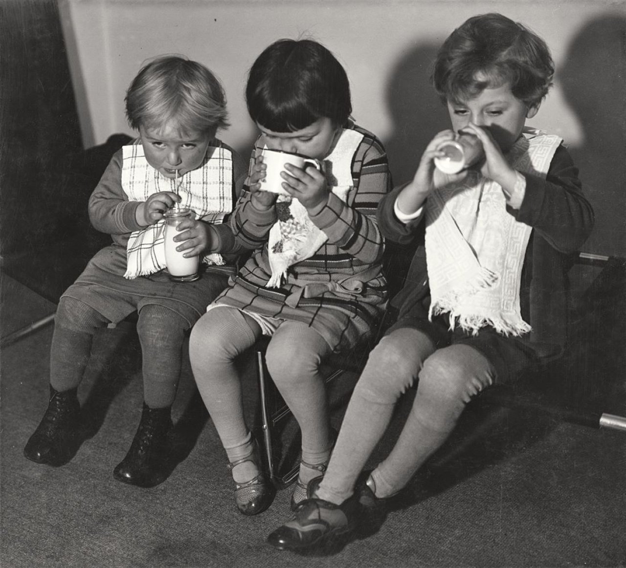 Auf diesem Bild ist das folgende Kunstwerk zu sehen: Aenne Biermann (d.i. Anna Sibylla Sternfeld). „Sie trinken um die Wette“. 1930.