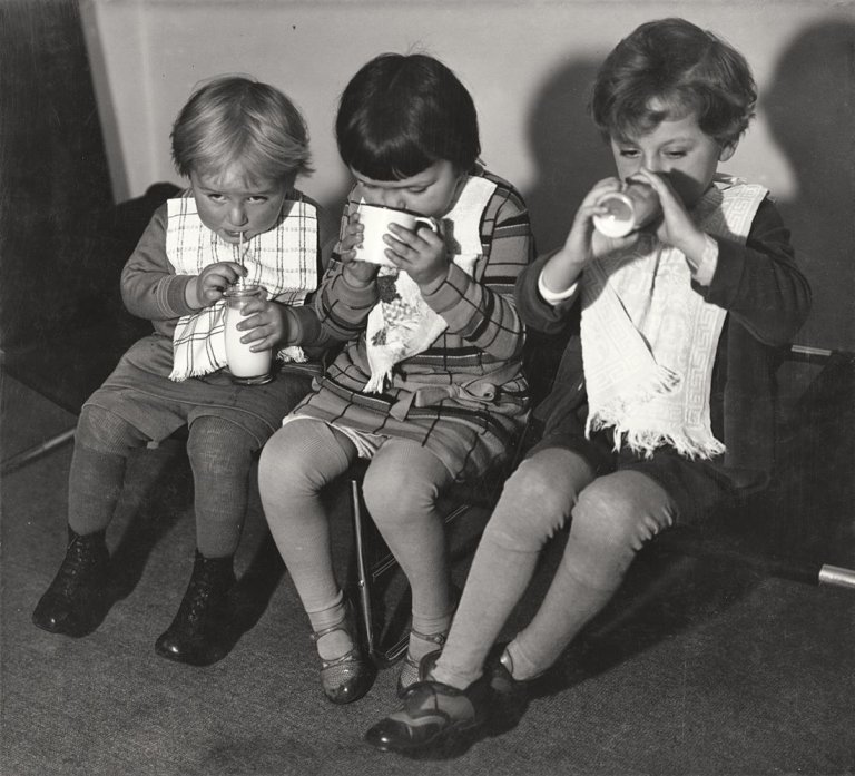 Auf diesem Bild ist das folgende Kunstwerk zu sehen: Aenne Biermann (d.i. Anna Sibylla Sternfeld). „Sie trinken um die Wette“. 1930.