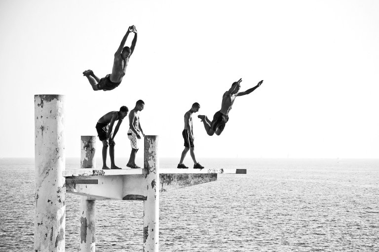 Auf diesem Bild ist das folgende Kunstwerk zu sehen: Laurent Roch. Le Plongeoir, Nice, Côte d'Azur. 2011.