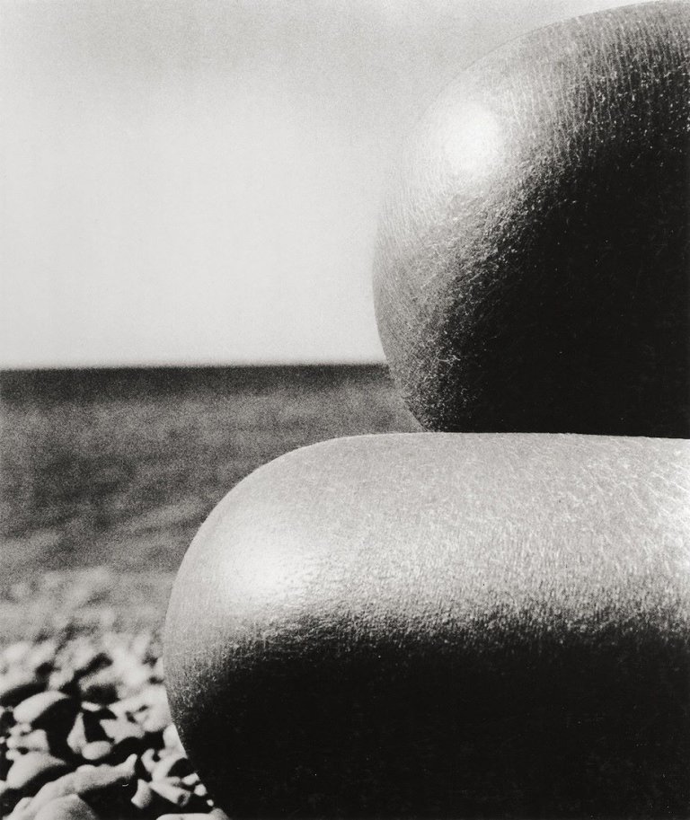 Auf diesem Bild ist das folgende Kunstwerk zu sehen: Bill Brandt. Nude, Baie des Anges, France. 1958.