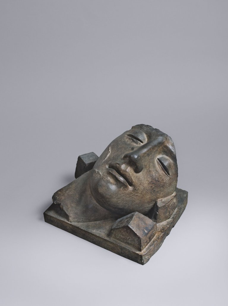 Auf diesem Bild ist das folgende Kunstwerk zu sehen: Igor Mitoraj. Dormiente. 2002.