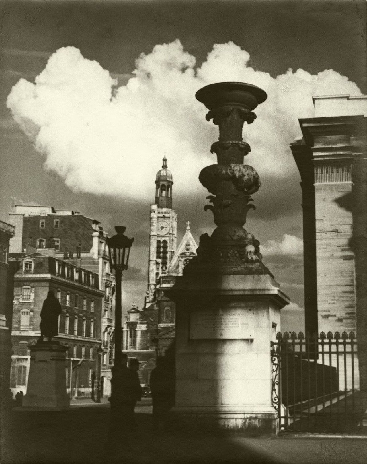 Auf diesem Bild ist das folgende Kunstwerk zu sehen:  Man Ray. Sainte-Genevieve, Place du Panthéon. 1930.