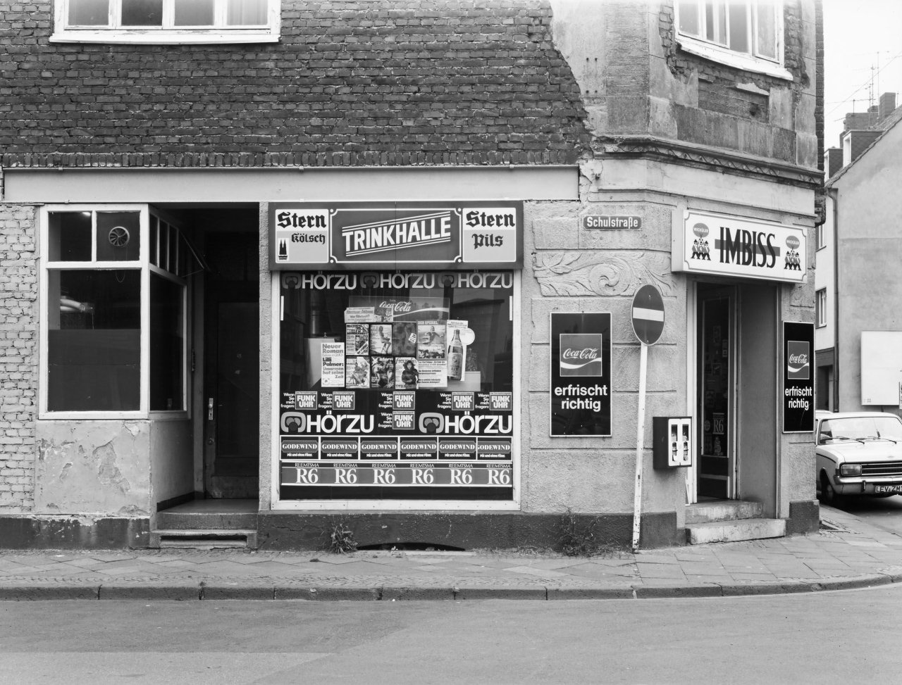 Auf diesem Bild ist das folgende Kunstwerk zu sehen: Tata Ronkholz. „Leverkusen-Wiesdorf, Schulstrasse“, aus der Serie „Trinkhallen“, 1977–1984. 1979.