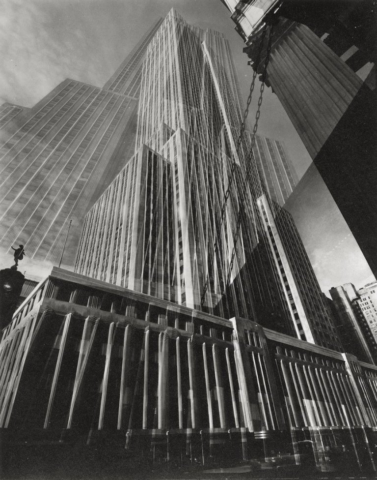 Auf diesem Bild ist das folgende Kunstwerk zu sehen: Edward Steichen. The Maypole – Empire State Building, New York. 1932.