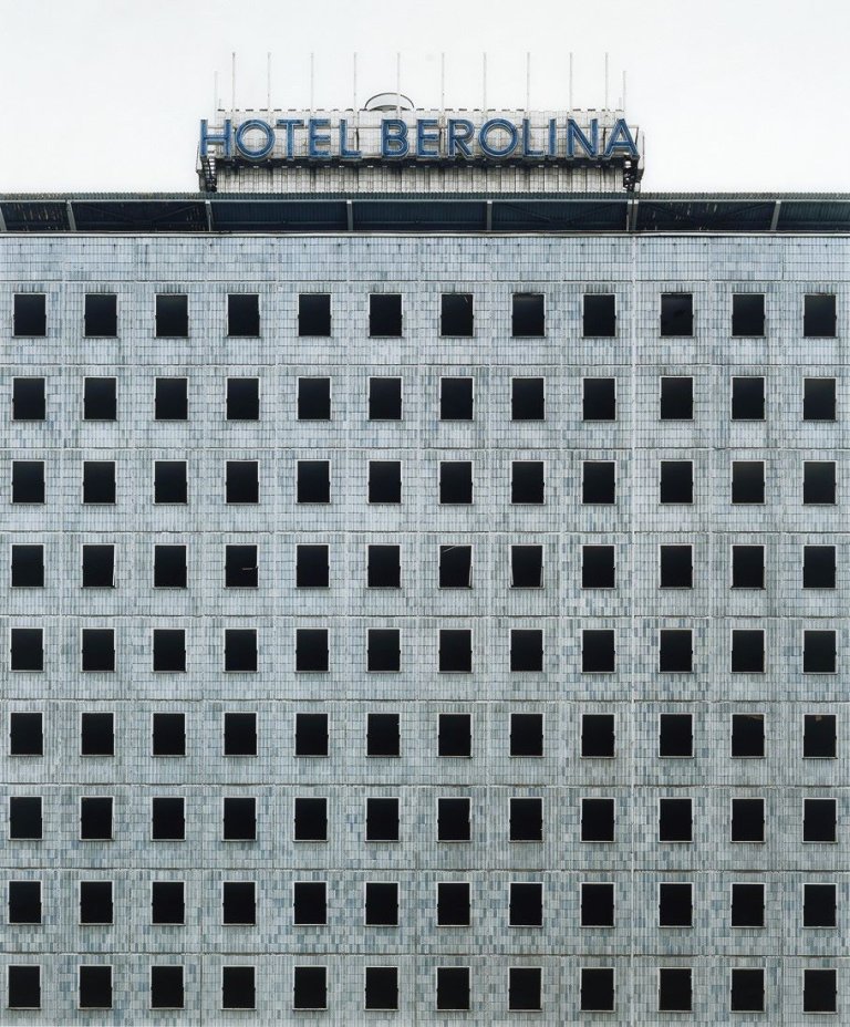 Auf diesem Bild ist das folgende Kunstwerk zu sehen: Frank Thiel. „Stadt 5/02/A (Berlin)“. 1996.