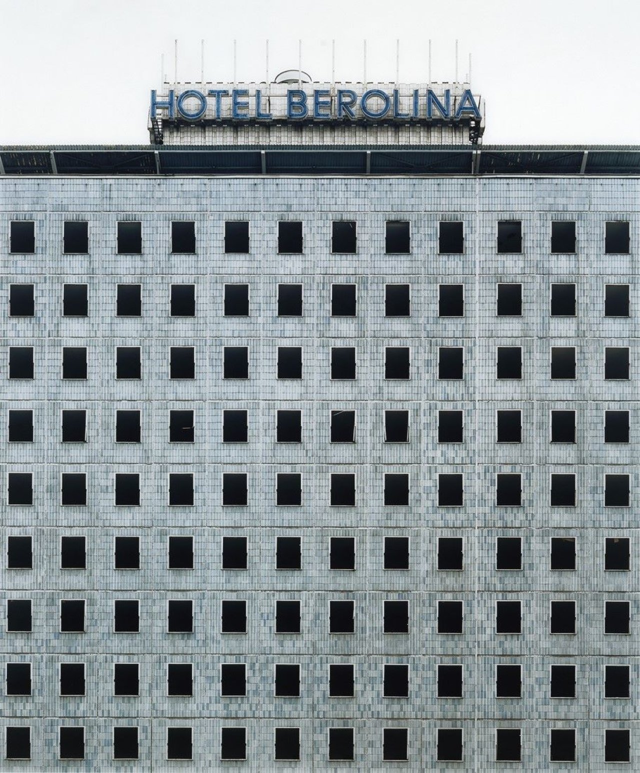 Auf diesem Bild ist das folgende Kunstwerk zu sehen: Frank Thiel. „Stadt 5/02/A (Berlin)“. 1996.