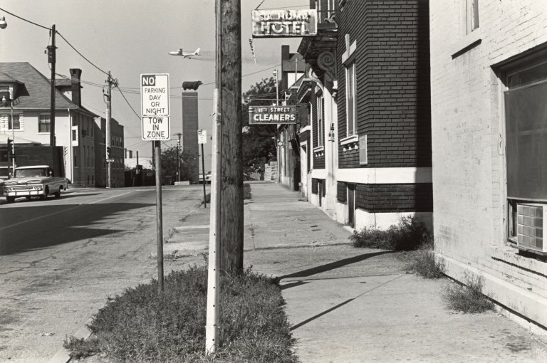 Auf diesem Bild ist das folgende Kunstwerk zu sehen: Lee Friedlander. „Kansas City“, Missouri. 1965.