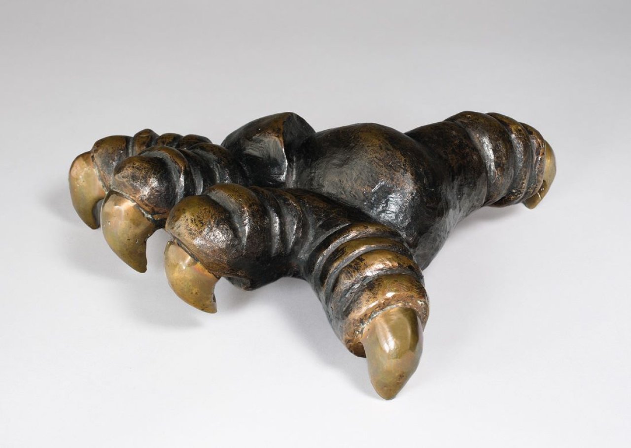 Auf diesem Bild ist das folgende Kunstwerk zu sehen: Louise Bourgeois. „Give or Take II“. 1991.