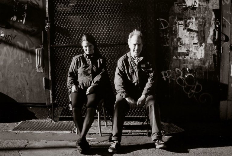 Auf diesem Bild ist das folgende Kunstwerk zu sehen: Gundula Schulze Eldowy. Selbstportrait mit Robert Frank, New York. 1990.
