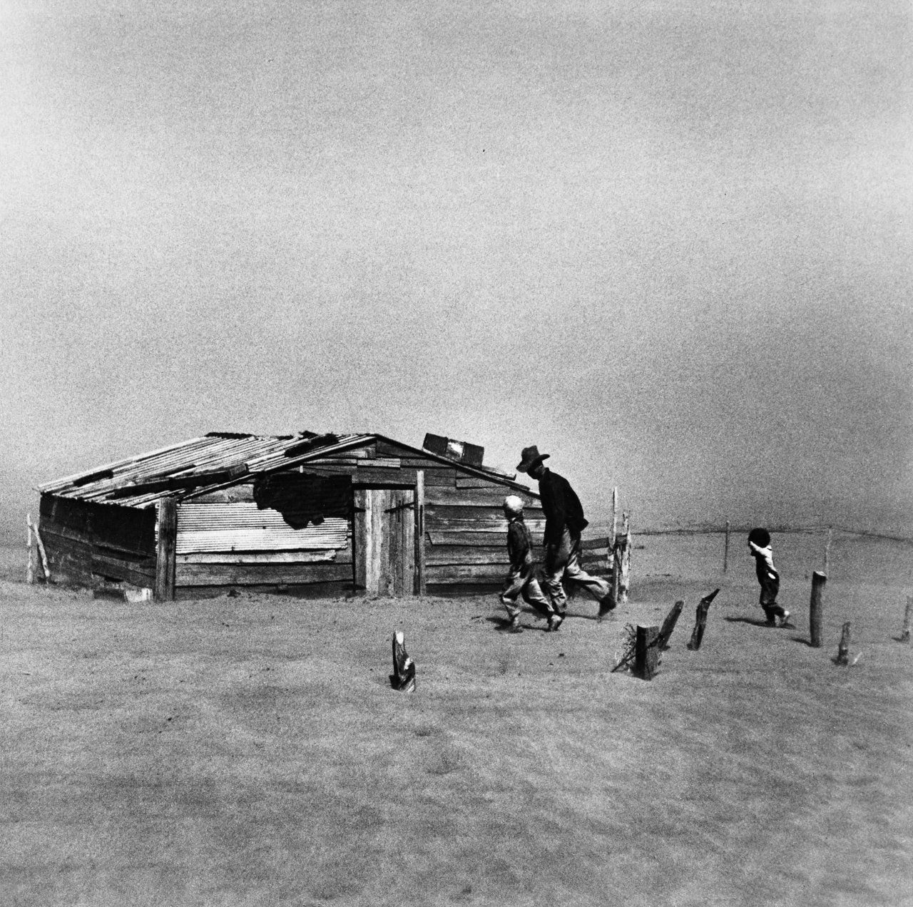 Auf diesem Bild ist das folgende Kunstwerk zu sehen: Arthur Rothstein. „Dust Storm, Cimarron County, Oklahoma“. 1936.
