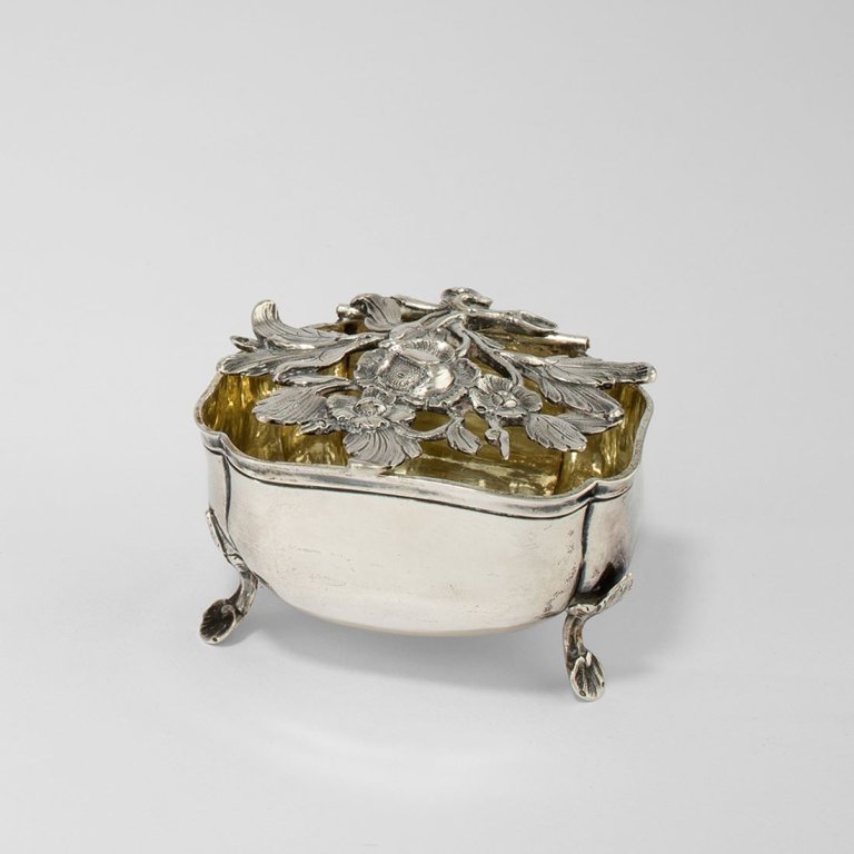 Auf diesem Bild ist das folgende Kunstwerk zu sehen:  Berlin. Konfektschälchen mit freiplastischem Rosenzweigdeckel von Henri Masseron (1732–1817). Um 1775/80.