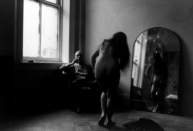 Auf diesem Bild ist das folgende Kunstwerk zu sehen: Duane Michals. Aus der Sequenz „For Balthus“. 1967.