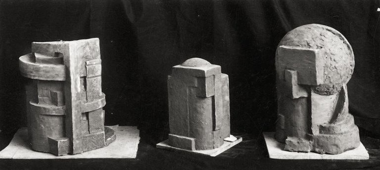 Auf diesem Bild ist das folgende Kunstwerk zu sehen:  Vkhutemas Werkstätten. Volumen-Raum-Modelle. 1920er Jahre.