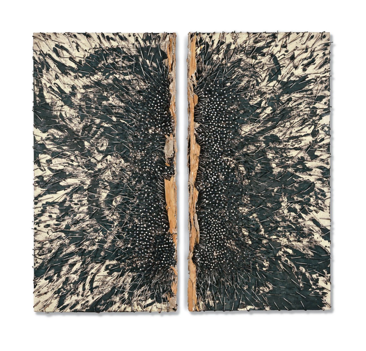 Auf diesem Bild ist das folgende Kunstwerk zu sehen: Günther Uecker. „Gespaltenes Feld“. 1987.