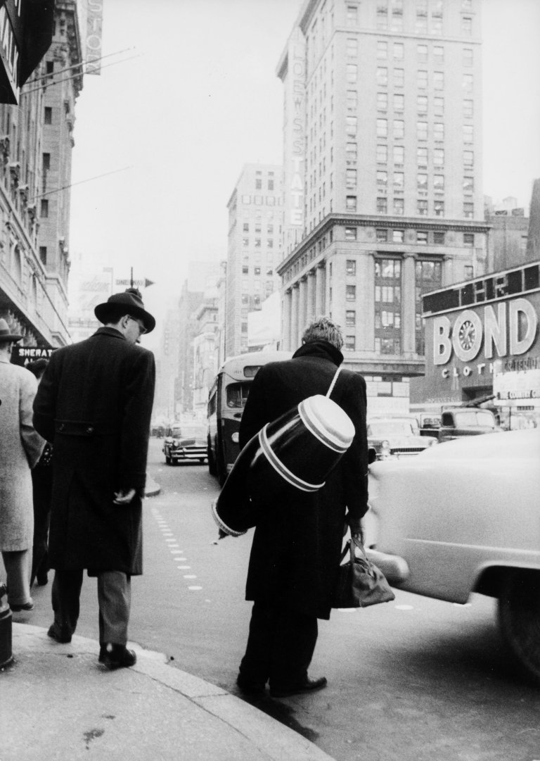 Auf diesem Bild ist das folgende Kunstwerk zu sehen: Dennis Stock. James Dean in New York City. 1955.