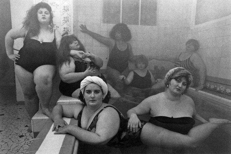 Auf diesem Bild ist das folgende Kunstwerk zu sehen: William Klein. „Club Allegro Fortissimo, Paris“. 1990.