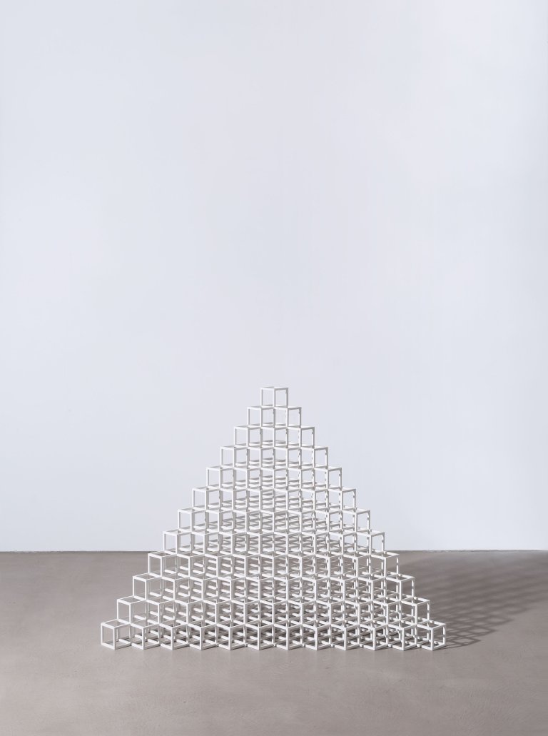 Auf diesem Bild ist das folgende Kunstwerk zu sehen: Sol LeWitt. „Pyramid“. 1996.