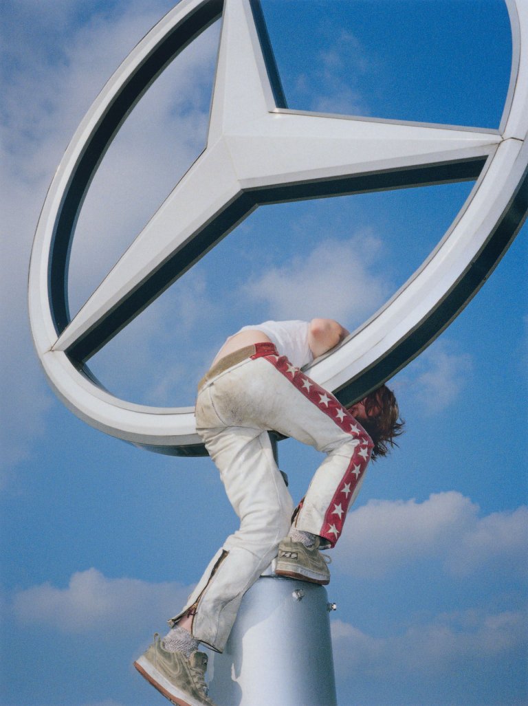 Auf diesem Bild ist das folgende Kunstwerk zu sehen: Daniel Josefsohn. „Die neue S-Klasse“. 1998.