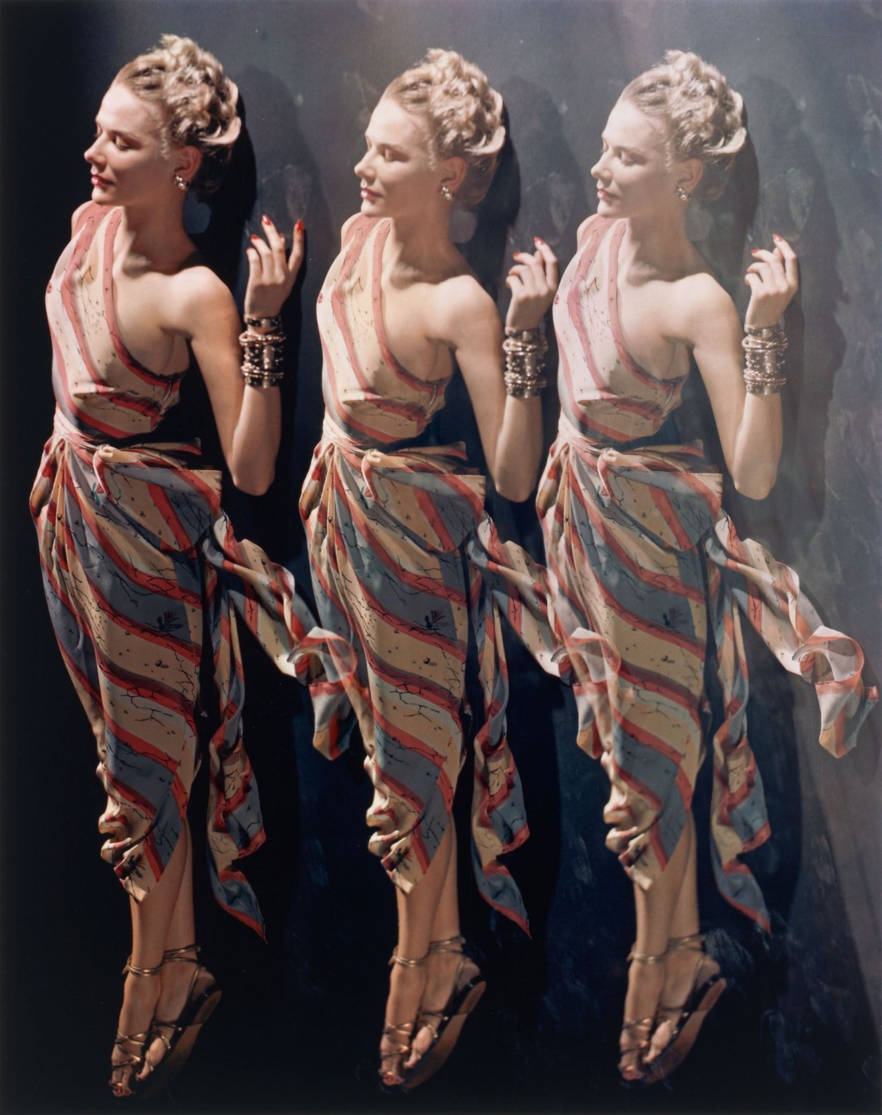 Auf diesem Bild ist das folgende Kunstwerk zu sehen: Erwin Blumenfeld. Three Times Petersen, Study for a Fashion Page, New York. Späte 1940er Jahre.