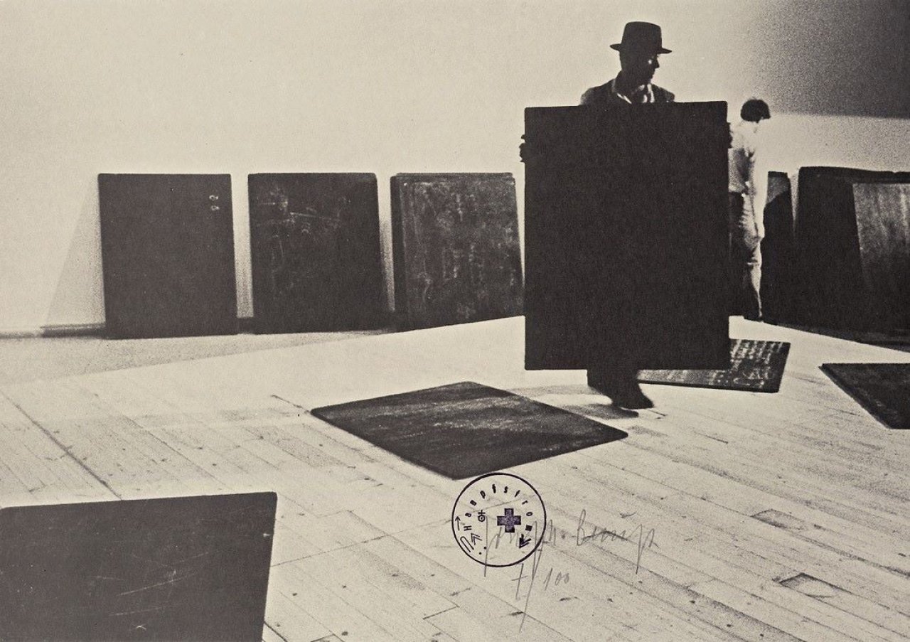 Auf diesem Bild ist das folgende Kunstwerk zu sehen: Joseph Beuys. „Aufbau“. 1977.