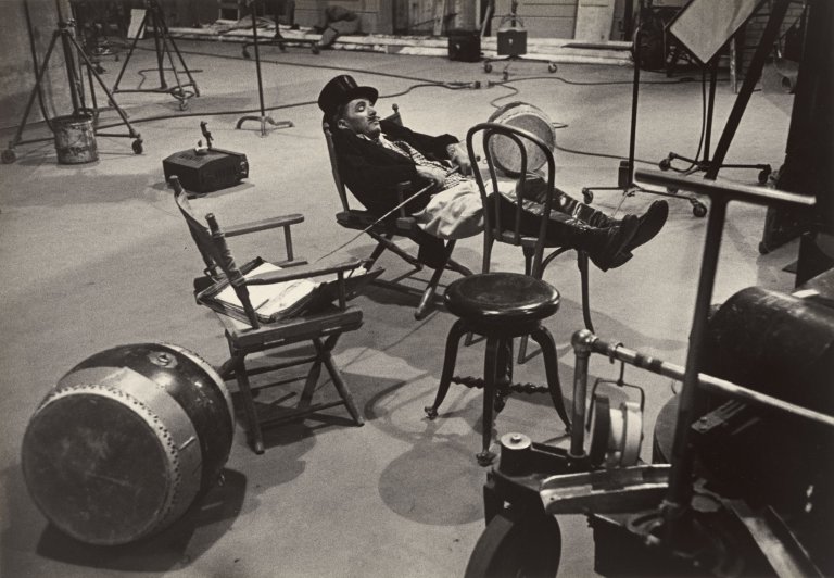 Auf diesem Bild ist das folgende Kunstwerk zu sehen: W. Eugene Smith. Charlie Chaplin resting between takes, aus der Reportage „Chaplin at work“. 1952.