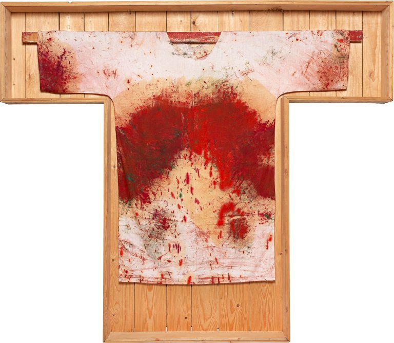 Auf diesem Bild ist das folgende Kunstwerk zu sehen: Hermann Nitsch. Malhemd. 1989.