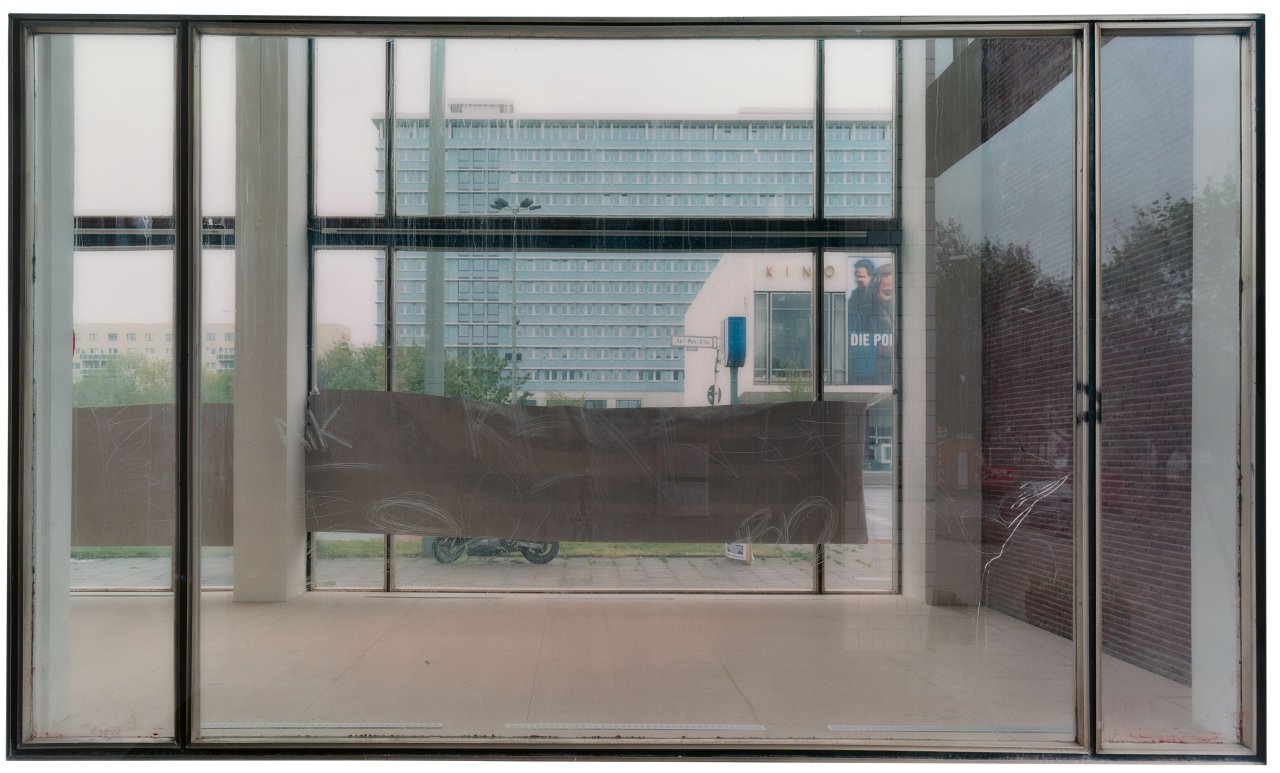 Auf diesem Bild ist das folgende Kunstwerk zu sehen: Sabine Hornig. Ohne Titel (Karl-Marx-Allee). 2002.