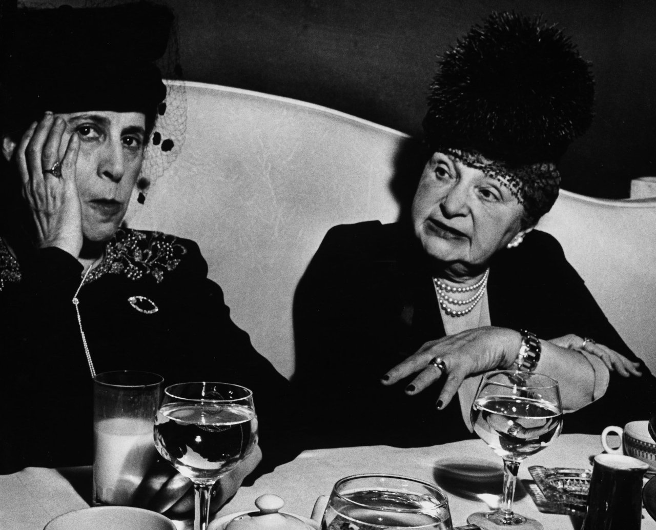 Auf diesem Bild ist das folgende Kunstwerk zu sehen: Lisette Model (d.i. Stern, Elise Amelie Felice). Modenschau, Hotel Pierre, New York. Um 1940–1946.