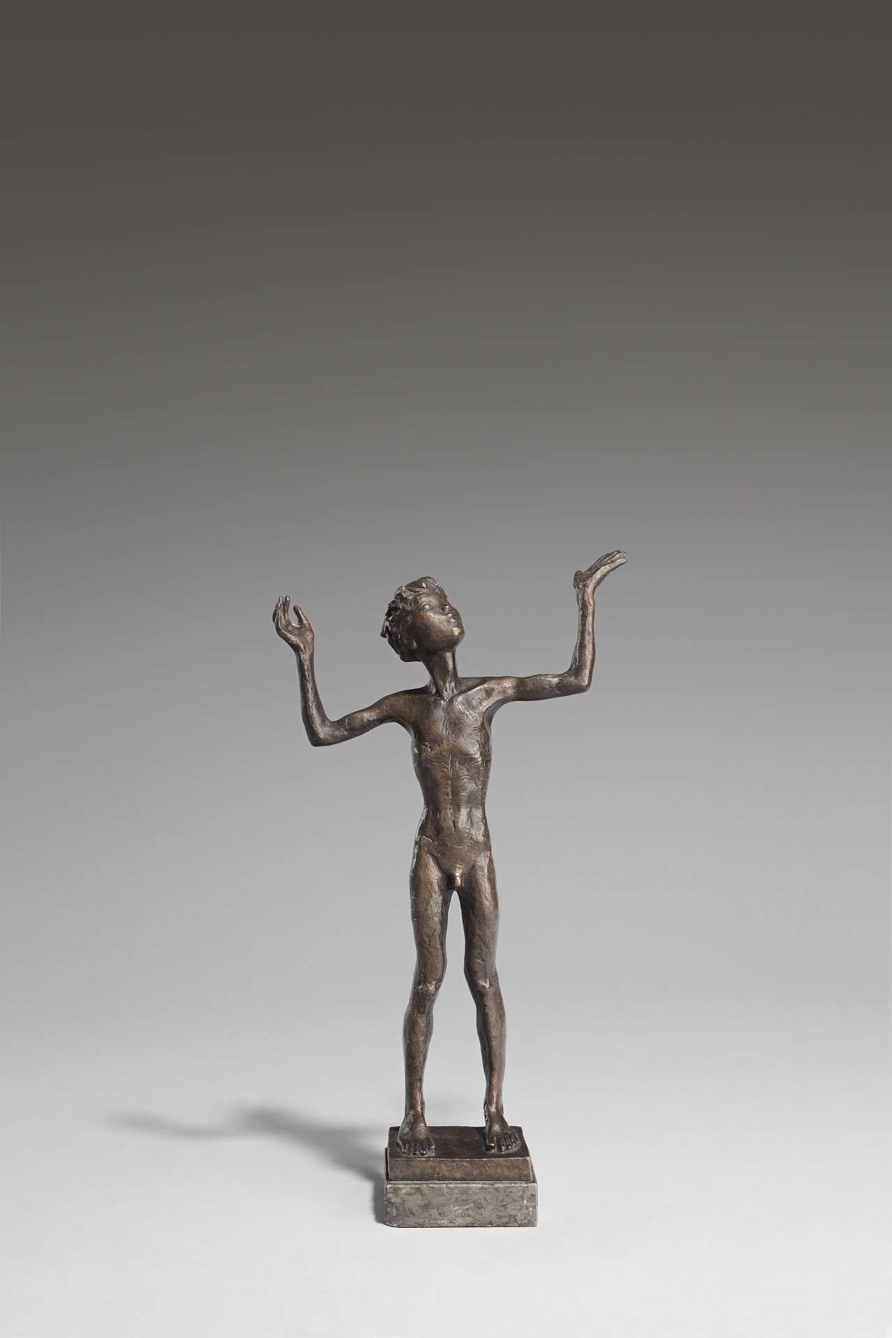 Auf diesem Bild ist das folgende Kunstwerk zu sehen: Renée Sintenis. „Aufblickender Knabe“. 1954.