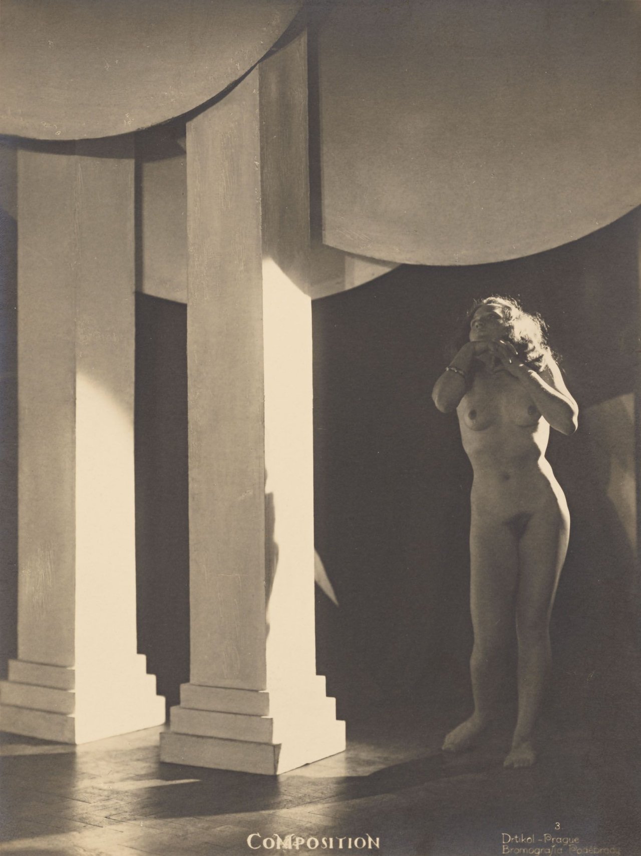 Auf diesem Bild ist das folgende Kunstwerk zu sehen: František Drtikol. Composition. Vermutlich um 1924.