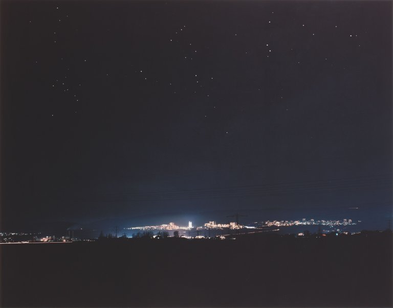 Auf diesem Bild ist das folgende Kunstwerk zu sehen: Andreas Gursky. Heidelberg Ost. 1993.