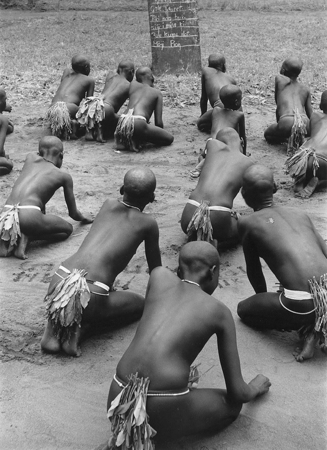 Auf diesem Bild ist das folgende Kunstwerk zu sehen: George Rodger. „Bari schoolgirls learn Yei, South Sudan“. 1947 / „Dinka girls dancing at Duk Fadiat, South Sudan“. 1948.