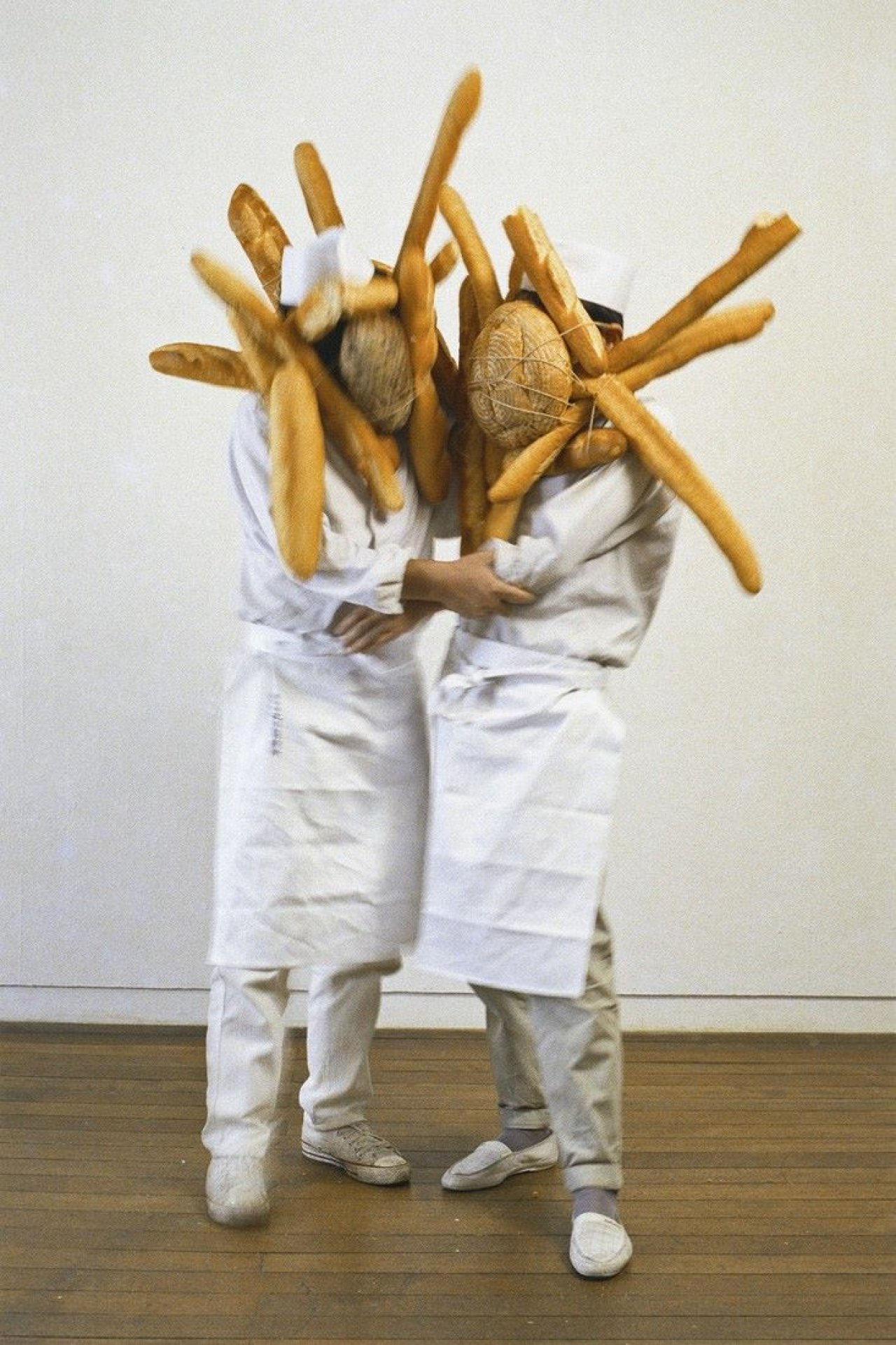 Auf diesem Bild ist das folgende Kunstwerk zu sehen: Tatsumi Orimoto. Ohne Titel, aus der Serie „Bread Men“. 1991.