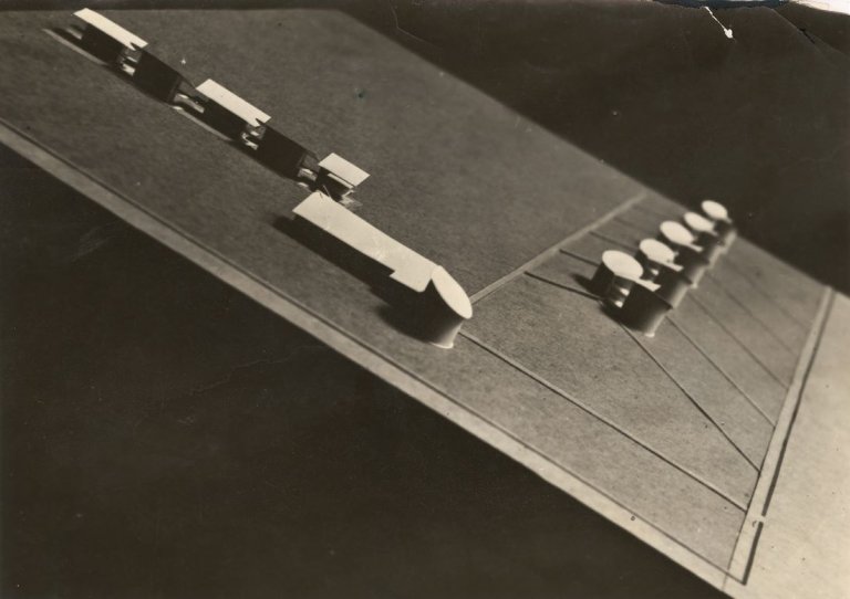 Auf diesem Bild ist das folgende Kunstwerk zu sehen:  Vkhutemas Werkstätten. Architektur-Modell. 1928–1929.