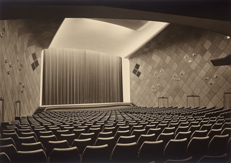 Auf diesem Bild ist das folgende Kunstwerk zu sehen: Karl Hugo Schmölz. Kino Atlantis an der Weseler Straße, Duisburg. Vorführraum, Blick zur Bühne. Architekt: Ernst Huhn. 1955.