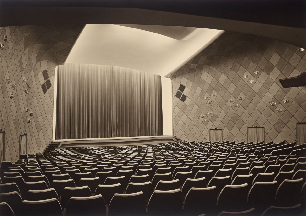 Auf diesem Bild ist das folgende Kunstwerk zu sehen: Karl Hugo Schmölz. Kino Atlantis an der Weseler Straße, Duisburg. Vorführraum, Blick zur Bühne. Architekt: Ernst Huhn. 1955.