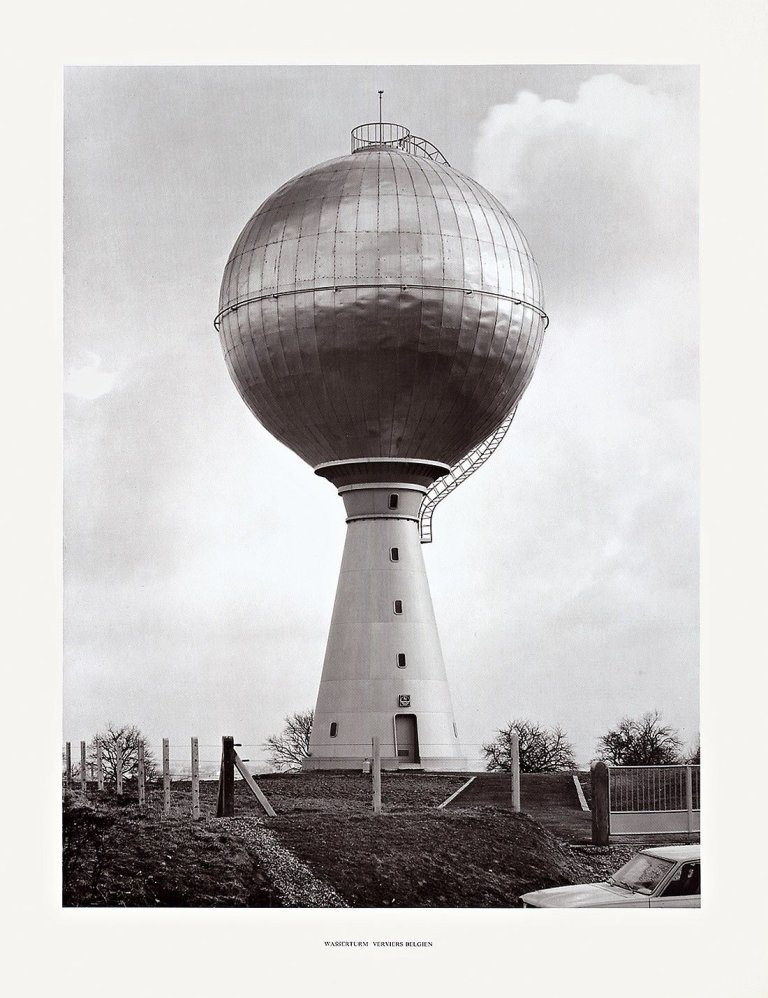 Auf diesem Bild ist das folgende Kunstwerk zu sehen: Bernd und Hilla Becher (Siegen 1931 - 2007 Rostock / Potsdam 1934 - 2015 Düsseldorf). 6 Wassertürme. 1976.
