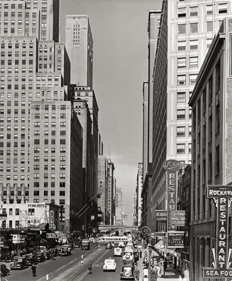Auf diesem Bild ist das folgende Kunstwerk zu sehen: Andreas Feininger. „N.Y. – 42nd St. looking West from 3rd Ave. El. Sta.“. 1940.